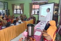 Nafian Faiz Pemateri Bimtek  Literasi dan Penulisan Publikasi Kegiatan Sekolah SDN 01 Gedung Karya Jitu (12/2) Foto : Nafian Faiz (Suarautama.id)