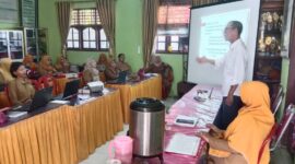 Nafian Faiz Pemateri Bimtek  Literasi dan Penulisan Publikasi Kegiatan Sekolah SDN 01 Gedung Karya Jitu (12/2) Foto : Nafian Faiz (Suarautama.id)