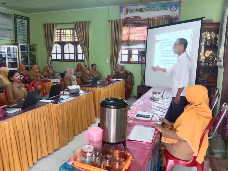 Nafian Faiz Pemateri Bimtek  Literasi dan Penulisan Publikasi Kegiatan Sekolah SDN 01 Gedung Karya Jitu (12/2) Foto : Nafian Faiz (Suarautama.id)