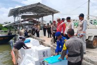 Proses Bongkar Muat Logistik Pemilu 2024 Kecamatan Rawajitu Timur (13/2) Foto : Nafian Faiz (suarautama.id)