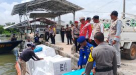 Proses Bongkar Muat Logistik Pemilu 2024 Kecamatan Rawajitu Timur (13/2) Foto : Nafian Faiz (suarautama.id)