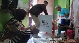 Prosesi Pencoblosan Nenek Kasiyati atau Emak Ti dalam Pemilu 14 Februari 2024 di Kota Mojokerto Jawa Timur. FOTO: Dok. Internal/Mas Andre Hariyanto (SUARA UTAMA)