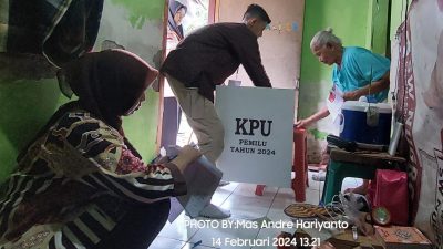 Prosesi Pencoblosan Nenek Kasiyati atau Emak Ti dalam Pemilu 14 Februari 2024 di Kota Mojokerto Jawa Timur. FOTO: Dok. Internal/Mas Andre Hariyanto (SUARA UTAMA)
