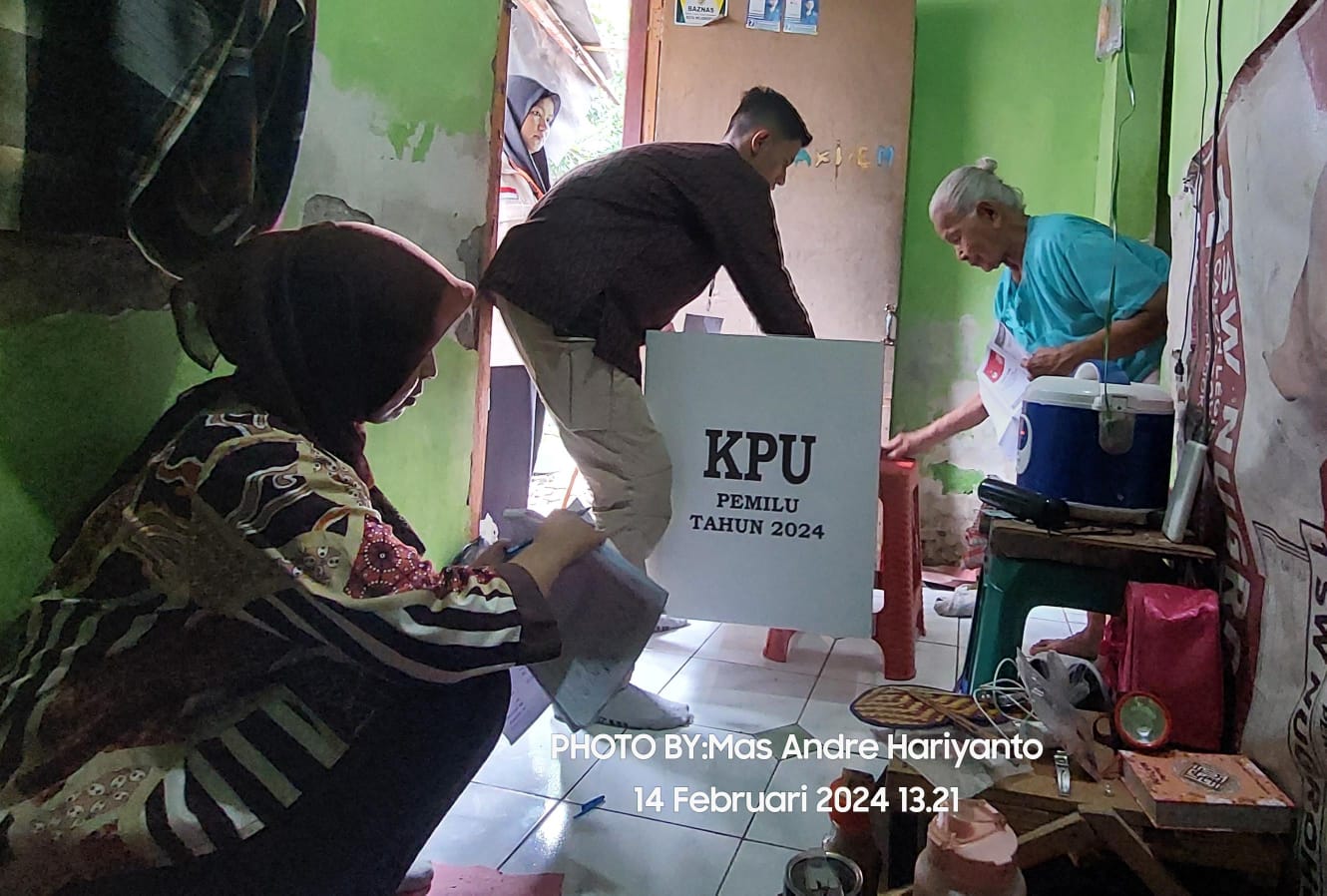 Prosesi Pencoblosan Nenek Kasiyati atau Emak Ti dalam Pemilu 14 Februari 2024 di Kota Mojokerto Jawa Timur. FOTO: Dok. Internal/Mas Andre Hariyanto (SUARA UTAMA)