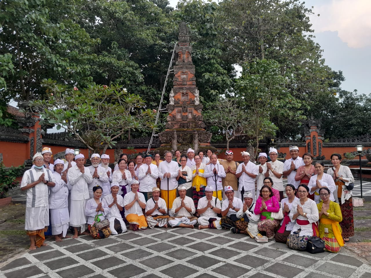 Kedua Sulinggih bersama ratusan umat dan pengurus lembaga keagamaan Hindu di Pura Wira Satya Akasa Kecamatan Margahayu Bandung. (09/02/2024). (Foto: Idewa Adiyadnya/ Redaksi Suara Utama)