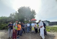 Paruman Sulinggih PHDI Kota Bekasi, Ida Pedanda Gde Sebali Waisnawa Mahardika melaksanakan giat meninjau (mececingak) ke Pantai Segara Jaya di Bekasi. (28/01/2024). (Foto: Idewa Adiyadnya/ Redaksi Suara Utama).