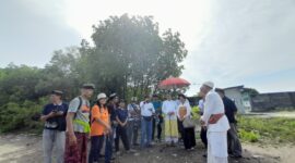 Paruman Sulinggih PHDI Kota Bekasi, Ida Pedanda Gde Sebali Waisnawa Mahardika melaksanakan giat meninjau (mececingak) ke Pantai Segara Jaya di Bekasi. (28/01/2024). (Foto: Idewa Adiyadnya/ Redaksi Suara Utama).