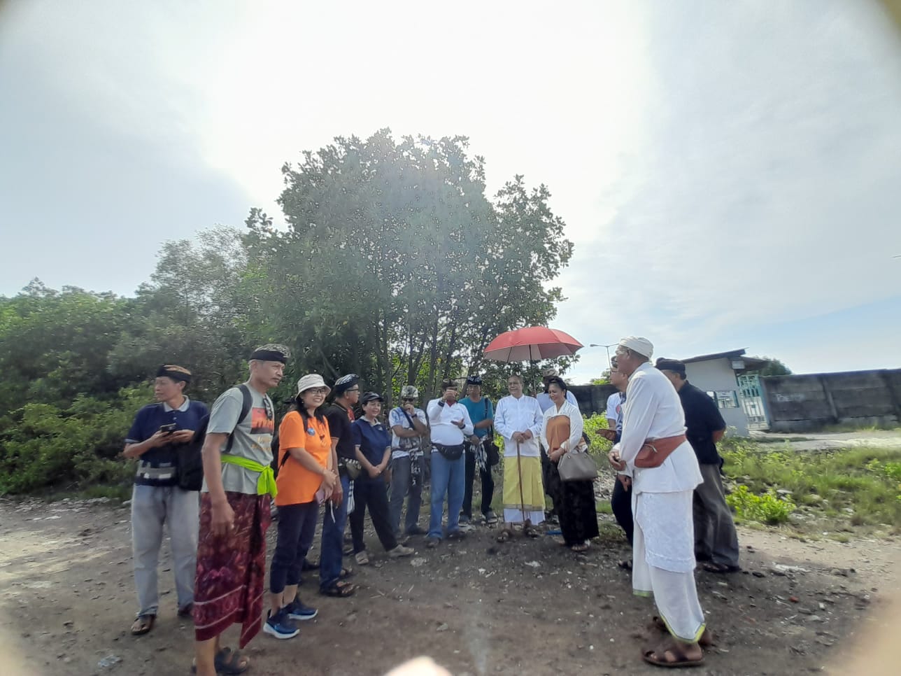 Paruman Sulinggih PHDI Kota Bekasi, Ida Pedanda Gde Sebali Waisnawa Mahardika melaksanakan giat meninjau (mececingak) ke Pantai Segara Jaya di Bekasi. (28/01/2024). (Foto: Idewa Adiyadnya/ Redaksi Suara Utama).