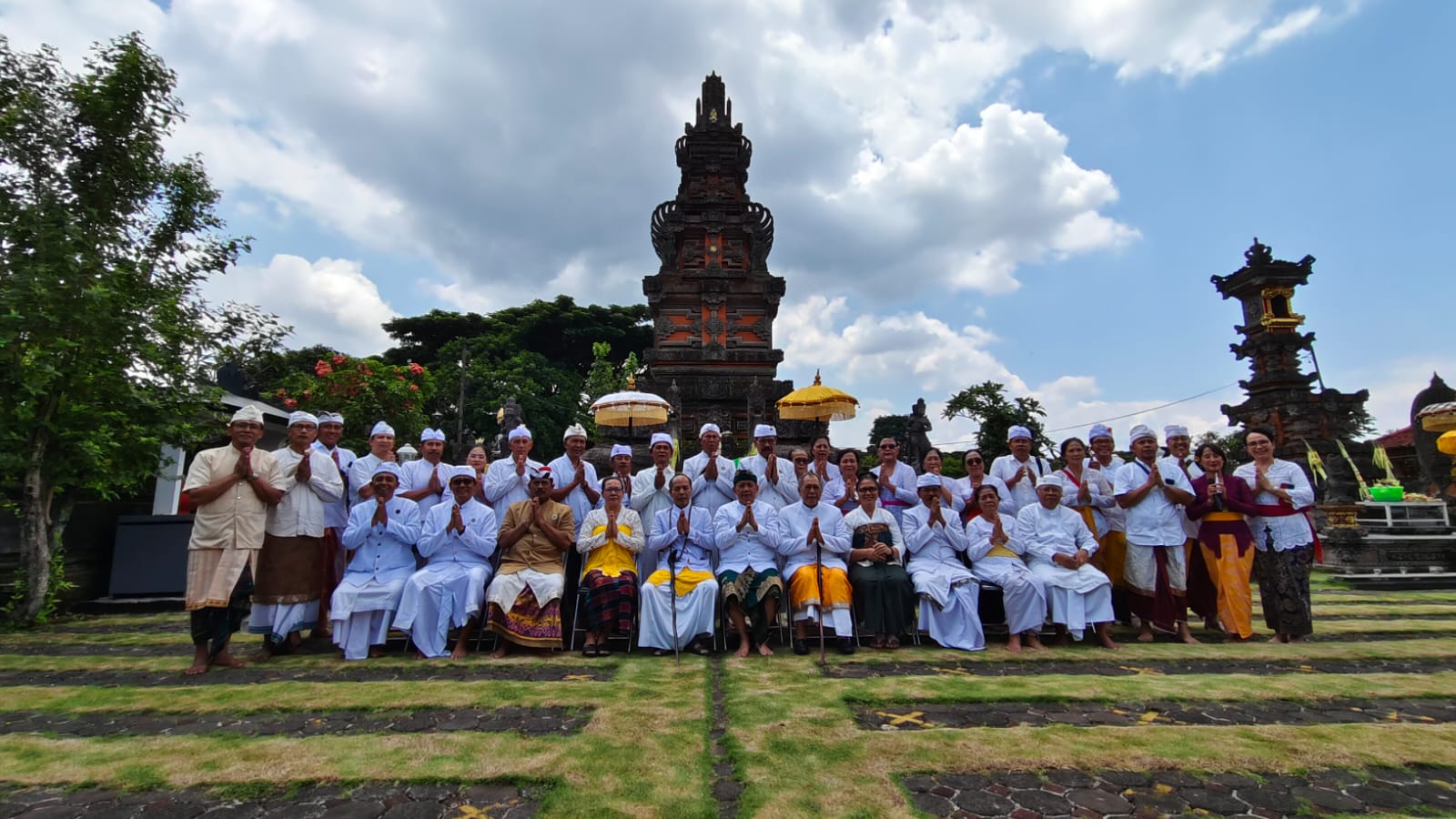 Kedua Sulinggih bersama ratusan umat dan pengurus lembaga keagamaan Hindu di Pura Wira Satya Dharma Ujung Berung Bandung. (09/02/2024). (Foto: Idewa Adiyadnya/ Redaksi Suara Utama)