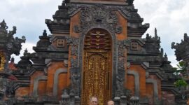 Ida Pedanda Gde Sebali Waisnawa Mahardika dan Ida Pedanda Gde Putra Dharma Arsa, kedua orang sulinggih kebanggan warga Jawa Barat ini bertemu di Pura Wira Satya Dharma Kecamatan Ujung Berung Bandung disambut ratusan umat. (09/02/2024). (Foto: Idewa Adiyadnya/ Redaksi Suara Utama)