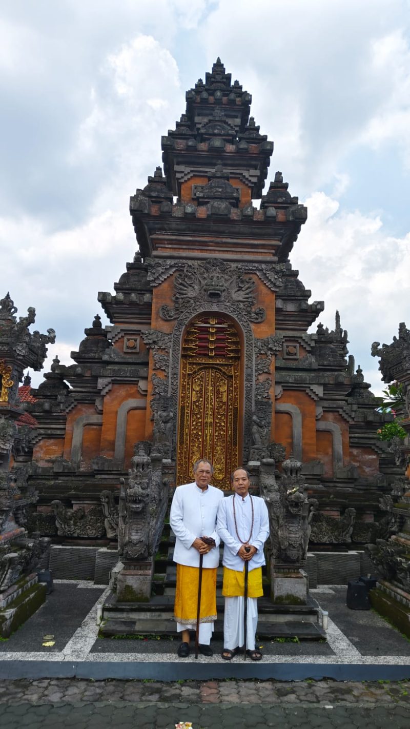 Ida Pedanda Gde Sebali Waisnawa Mahardika dan Ida Pedanda Gde Putra Dharma Arsa, kedua orang sulinggih kebanggan warga Jawa Barat ini bertemu di Pura Wira Satya Dharma Kecamatan Ujung Berung Bandung disambut ratusan umat. (09/02/2024). (Foto: Idewa Adiyadnya/ Redaksi Suara Utama)