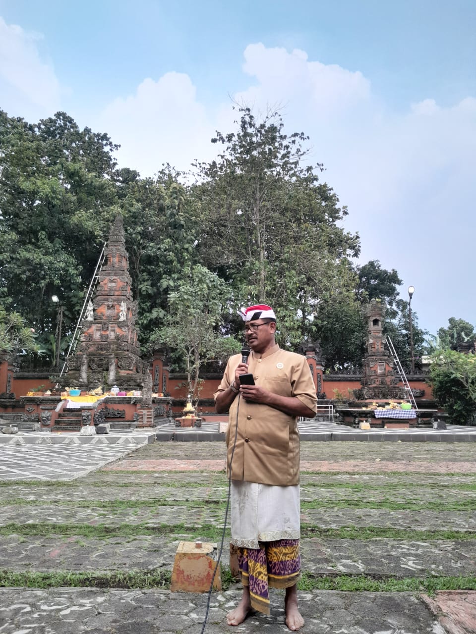 Ketua PHDI Kota Bekasi yaitu I Gusti Made Ruditha, memimpin rombongan umat yang mengiringi Ida Sulinggih dari Bekasi melaksanakan giat Tirtayatra ke Bandung Raya. (09/02/2024). (Foto: Idewa Adiyadnya/ Redaksi Suara Utama)