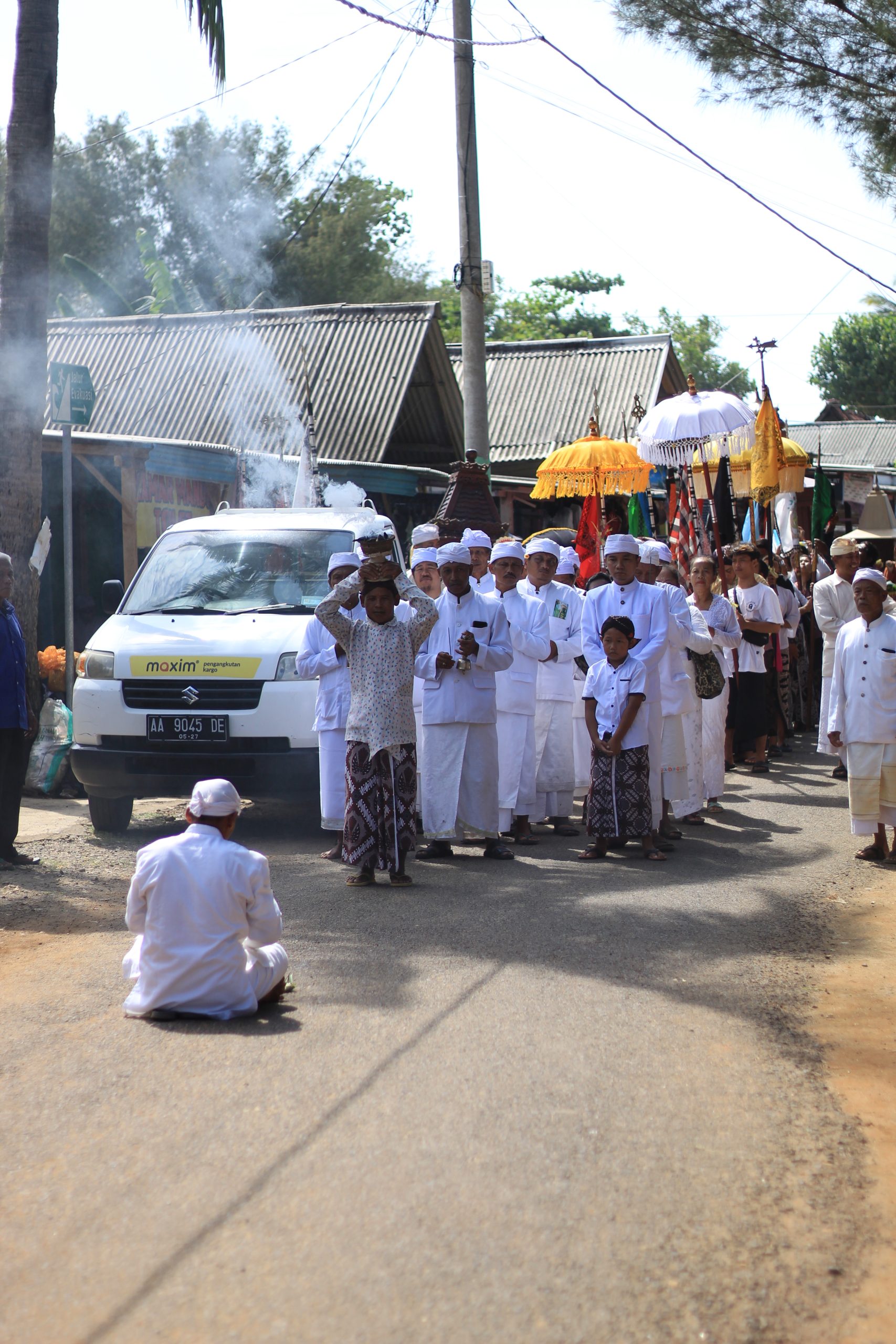 Iring-iringan umat Hindu mengikuti prosesi upacara melasti menjelang Hari Nyepi Saka 1946 tahun 2024 di Gunungkidul. (24/02/2024). (Berita; Idewa Adiyadnya/ Redaksi Suara Utama)