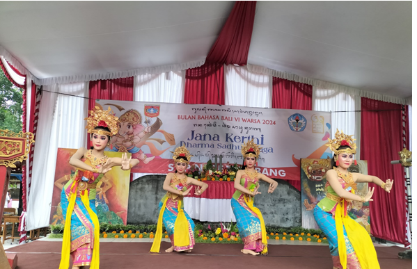 Tari penyambutan yang dibawakan siswa SMPN 1 Abang berhasil memadukan wiraga wirama wirasa dengan sangat memukau. (Berita: Idewa Adiyadnya / Redaksi Suara Utama)