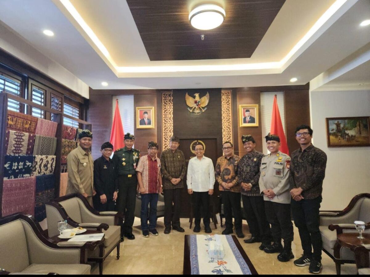 PHDI bersama Panitia Dharma Santi Nasional 2024 didampingi Koordinator Staf Khusus Presiden lakukan audiensi dengan Mensesneg. (Sumber: PHDI)