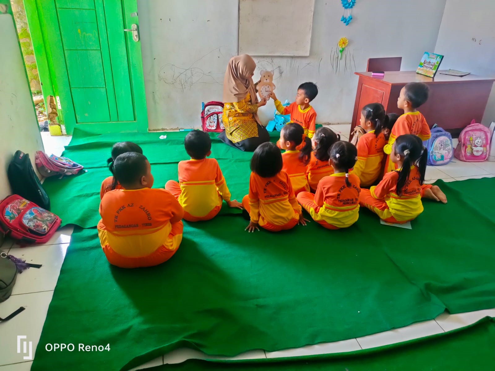 Bu Asiati 2 Pengenalan Lambang Bilangan Dengan Media Jepi (Jam Edukasi Pintar) di  Kelompok A TK PKK AZ-ZAHRO PEDAGANG KECAMATAN TIRIS KABUPATEN PROBOLINGGO - Semester 1 Tahun Ajaran 2021/2022 Suara Utama ID Mengabarkan Kebenaran | Website Resmi Suara Utama