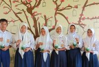 Siswa SMPN Satap 2 Rawajitu Timur dengan Hasil Kreasi minyak Jelantah menjadi Sabun Cair (8/3/2024) Foto: Siska (Suarautama.id)