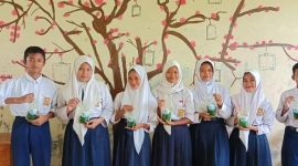 Siswa SMPN Satap 2 Rawajitu Timur dengan Hasil Kreasi minyak Jelantah menjadi Sabun Cair (8/3/2024) Foto: Siska (Suarautama.id)