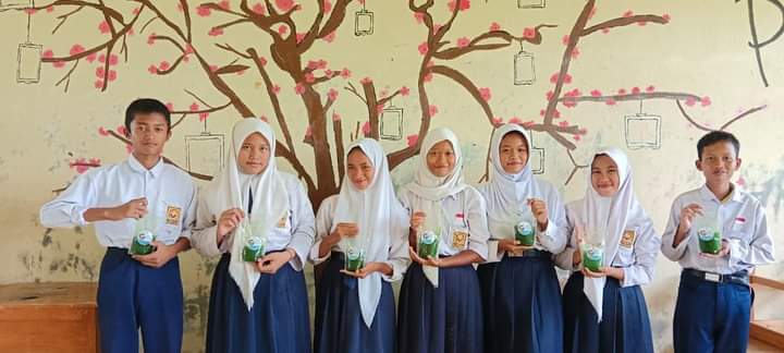 Siswa SMPN Satap 2 Rawajitu Timur dengan Hasil Kreasi minyak Jelantah menjadi Sabun Cair (8/3/2024) Foto: Siska (Suarautama.id)