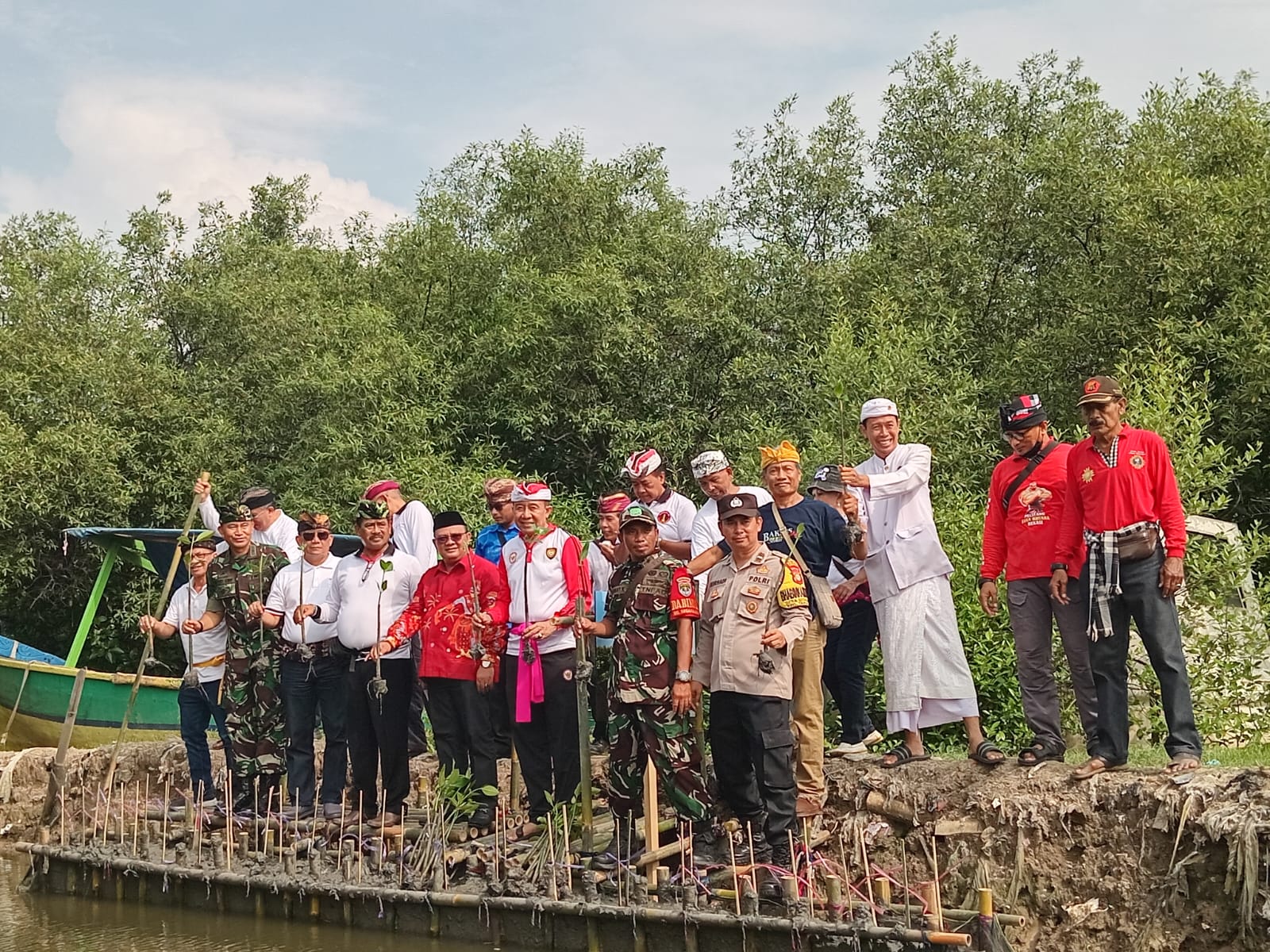 PHDI bersama Panitia Nasional Dharma Santi laksanakan giat penanaman bibit pohon Mangrove di kawasan Ekowisata Jembatan Cinta Bekasi. (02/03/3024). (Idewa Adiyadnya / Redaksi Suara Utama)