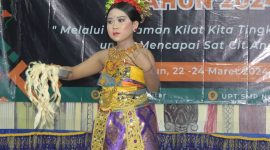 Siswa-siswi Hindu dari Blitar Raya menampilkan kreativitas seni budaya saat mengikuti acara Pasraman Kilat Tahun 2024. (Idewa Adiyadnya / Redaksi Suara Utama)