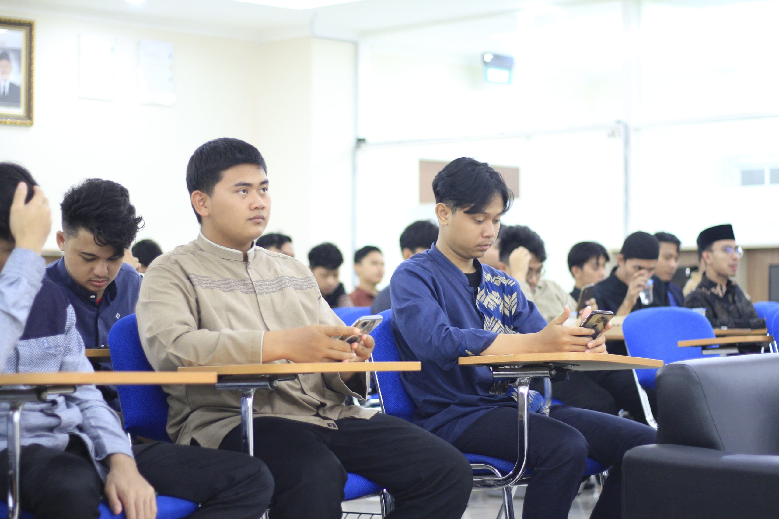 Dokumentasi bersama Mahasiswa dan Dosen di ajang perhargaan AKU Gontor. FOTO: Dok. Pribadi/M.Muallifir Ridho (SUARA UTAMA)