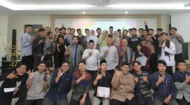 Dokumentasi bersama Mahasiswa dan Dosen di ajang perhargaan AKU Gontor. FOTO: Dok. Pribadi/M.Muallifir Ridho (SUARA UTAMA)