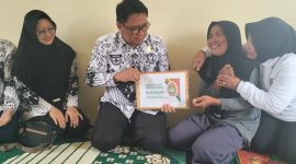 Ketua PGRI Tulang Bawang Menyerahkan Donasi Korban Kebakaran Rumah Guru SDN 1 Bumi Dipasena Makmur (11/3) Foto: Nafian Faiz (suarautama.id)