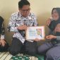 Ketua PGRI Tulang Bawang Menyerahkan Donasi Korban Kebakaran Rumah Guru SDN 1 Bumi Dipasena Makmur (11/3) Foto: Nafian Faiz (suarautama.id)