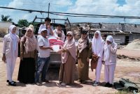 Kepala SMKN Rawajitu Timur Menyerahkan Bantuan untuk Korban Angin Puting Beliung di Gedung Karya Jitu Secara Simbolis (18/3) Foto: Nafian Faiz (SUARA UTAMA.ID)