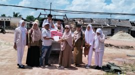 Kepala SMKN Rawajitu Timur Menyerahkan Bantuan untuk Korban Angin Puting Beliung di Gedung Karya Jitu Secara Simbolis (18/3) Foto: Nafian Faiz (SUARA UTAMA.ID)