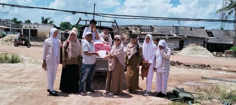 Kepala SMKN Rawajitu Timur Menyerahkan Bantuan untuk Korban Angin Puting Beliung di Gedung Karya Jitu Secara Simbolis (18/3) Foto: Nafian Faiz (SUARA UTAMA.ID)