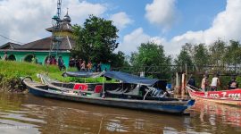 Kendaraan Warga Saat melakukan pencarian Korban terkaman Buaya di Desa Bumi Pratama Mandira (24/3) Foto: Yusuf/Nafian Faiz (SUARA UTAMA.ID)