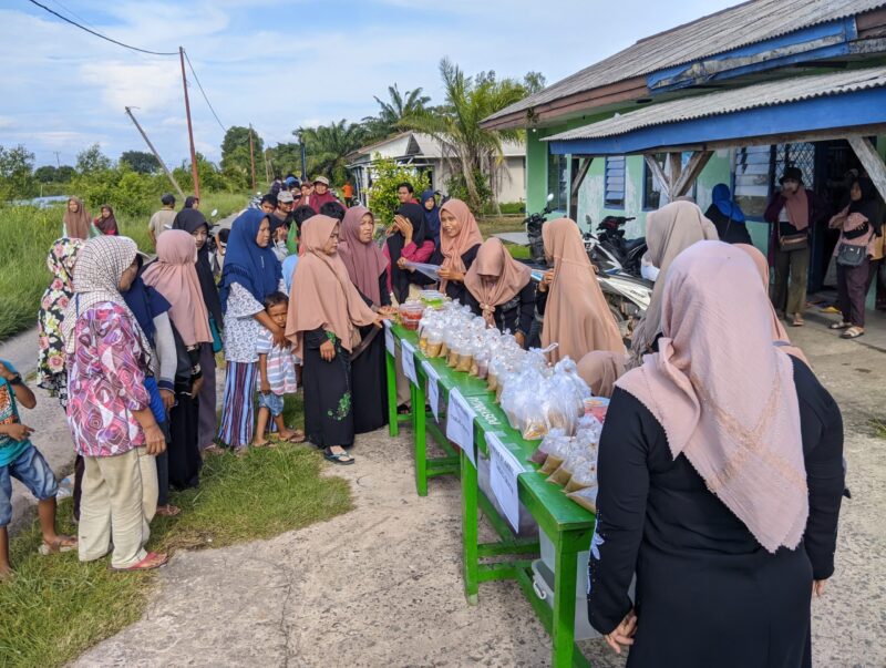 TP-PKK Kampung Bumi Dipasena Agung, Rawajitu Timur, Berbagi Ta'jil Ramadhan (28/3) Foto: Nafian Faiz (SUARA UTAMA.ID)