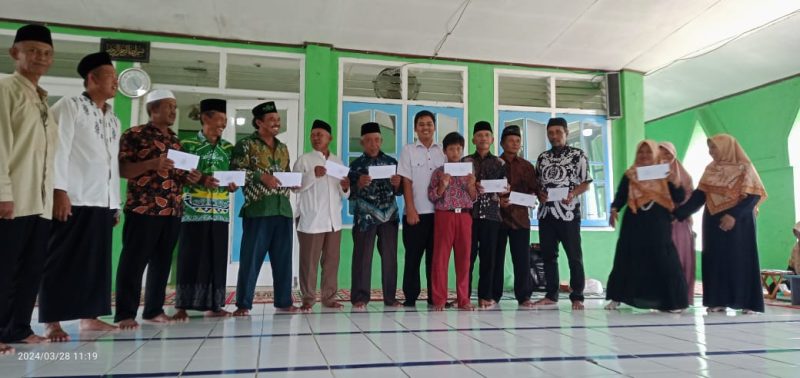 Pengurus Muslimat NU Kampung Bumi Dipasena Mulya Salurkan Santunan Ramadhan di Masjid Ulumumuddin (28/3/2024) Foto : Doni/Nafian Faiz (SUARA UTAMA.ID)