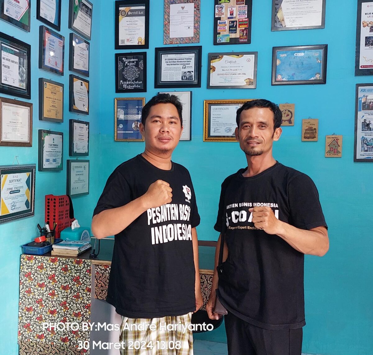 Silaturahmi Ahum Tilando dan Mas Andre Hariyanto di Kantor Sekretariat Lembaga AR Learning Center dan Redaksi Suara Utama di Kabupaten Malang Jawa Timur. FOTO ; Aisyah Putri Widodo (SUARA UTAMA)