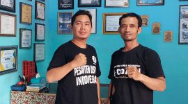 Silaturahmi Ahum Tilando dan Mas Andre Hariyanto di Kantor Sekretariat Lembaga AR Learning Center dan Redaksi Suara Utama di Kabupaten Malang Jawa Timur. FOTO ; Aisyah Putri Widodo (SUARA UTAMA)