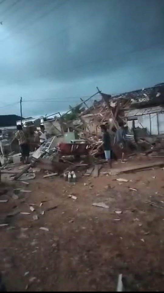 Salah Satu Bangunan Korban Angin Puting Beliung di Gedung Kaya Jitu Rawajitu Selatan (16/3) Foto : Nafian Faiz (SUARA UTAMA.ID)