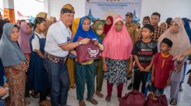 Sukses Ketua PHDI Provinsi Jawa Barat yaitu Brigjen TNI Purn I Made Riawan menyerahkan bantuan sembako secara simbolik. (02/03/2024)