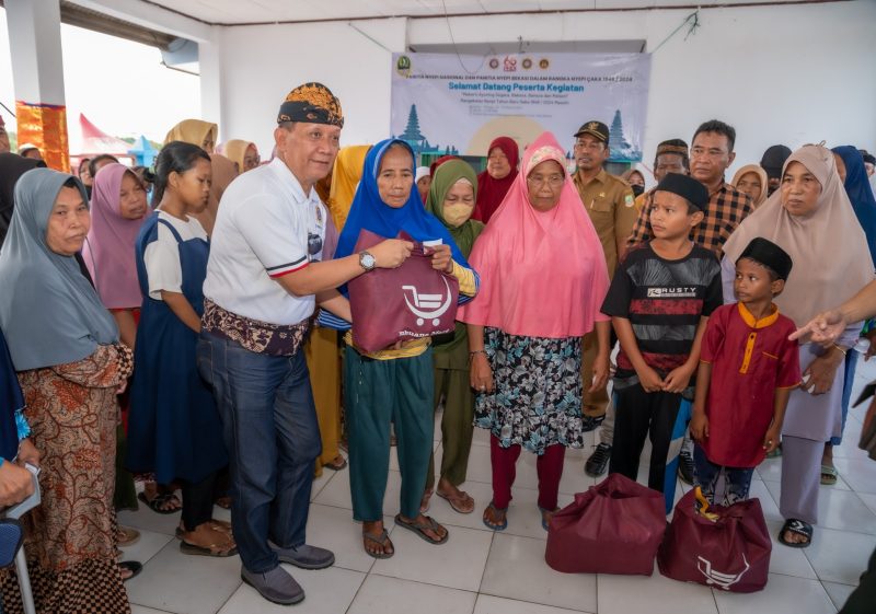 Sukses Ketua PHDI Provinsi Jawa Barat yaitu Brigjen TNI Purn I Made Riawan menyerahkan bantuan sembako secara simbolik. (02/03/2024)