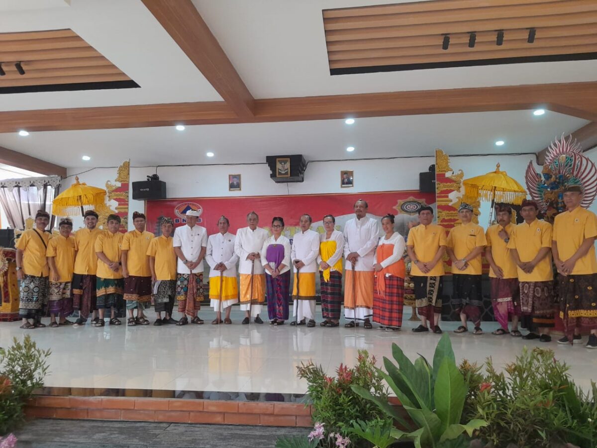 Para Sulinggih, Pemuka Agama, Ketua Umum PHDI Pusat gelar pose foto saat kegiatan di wantilan Pura Agung Wira Lokha Nata Cimahi. Jawa Barat. (16/03/2024).