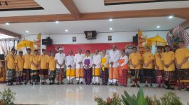 Para Sulinggih, Pemuka Agama, Ketua Umum PHDI Pusat gelar pose foto saat kegiatan di wantilan Pura Agung Wira Lokha Nata Cimahi. Jawa Barat. (16/03/2024).