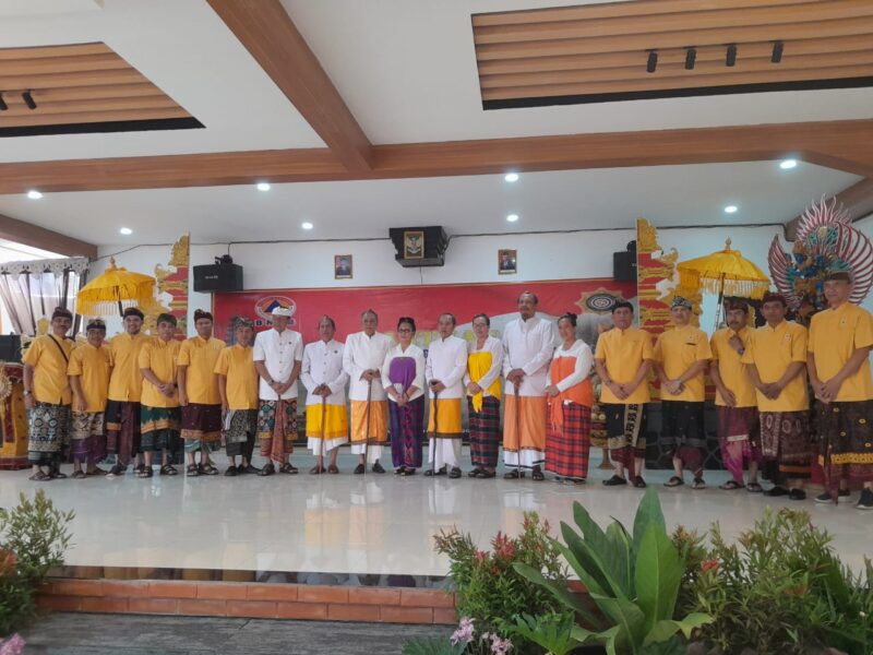 Para Sulinggih, Pemuka Agama, Ketua Umum PHDI Pusat gelar pose foto saat kegiatan di wantilan Pura Agung Wira Lokha Nata Cimahi. Jawa Barat. (16/03/2024).