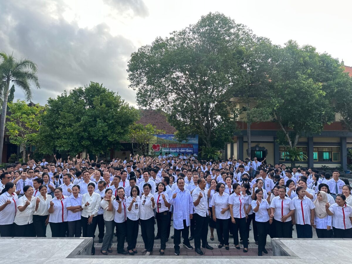 Sinergi orang tua, kepala sekolah, guru, tendik sukses hantarkan 86 orang siswa SMAN 1 Amlapura Bali lolos SNBP 2024. (Idewa Adiyadnya / Suara Utama ID)