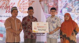 Lazismu menyerahkan Program Ramadhan secara simbolis