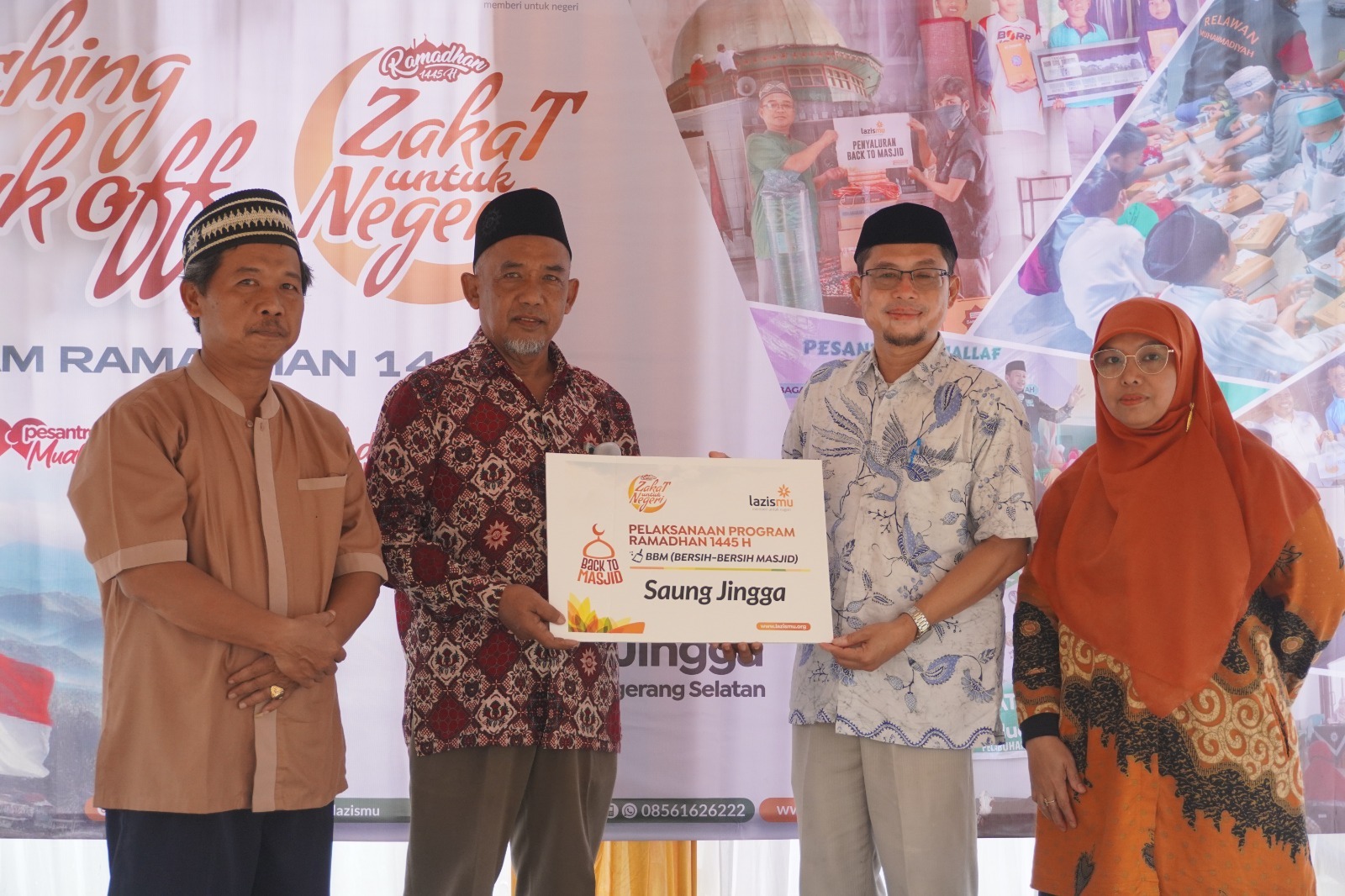 Lazismu menyerahkan Program Ramadhan secara simbolis