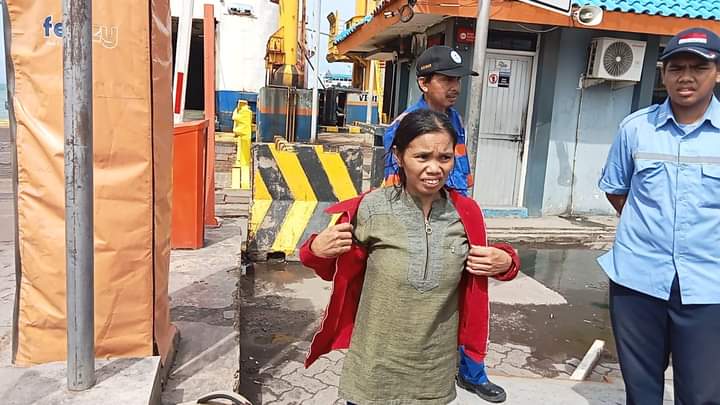 Ibu Rita Pemudik Lebaran 2024 terpisah dari Suaminya di Pelabuhan Bakauheni Lampung (6/4) Foto : Nafian Faiz (suarautama.ID)