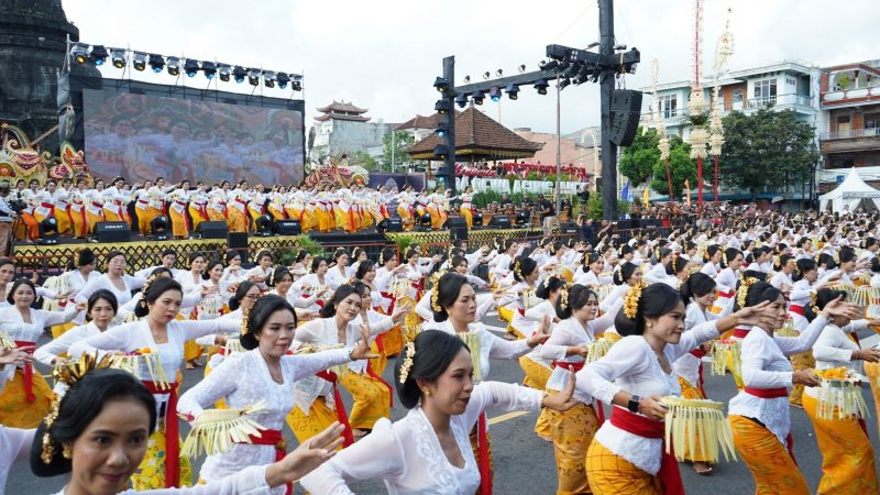 Para penari saat pembukaan Festival Semarapura ke-6 tahun 2024, 28/04/2024)