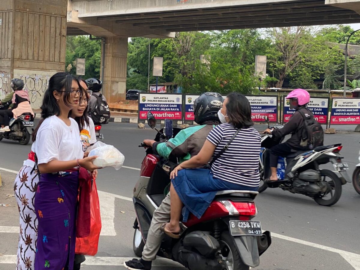 Bhoga Sevanam Program Berbagi Panitia Nyepi Nasional 20204, Pemuda Hindu STT Yowana Bagasasi turun ke jalan berbagi takjil kepada para pemudik yang melintas di Jalan Kalimalang Bekasi, (07/04/2024). (Idewa Adiyadnya / Redaksi Suara Utama)