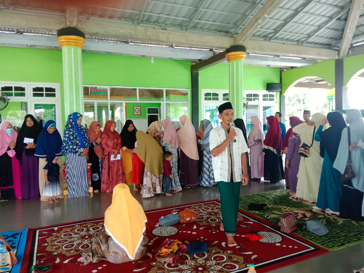 Penyerahan Santunan Ramadhan 2024 oleh Pengurus Ranting Muslimat NU Kampung Bumi Dipasena Jaya, Rawajitu Timur di Masjid Bahrul Ulum (31/3) Foto: Nafian Faiz (SUARAUTAMA.ID)